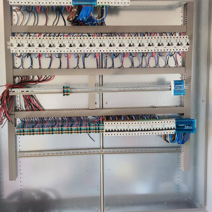elektrik panosu kurulumu, montajı ve bakımı elektrik panosu kurulumu, montajı ve bakımı hizmeti. Güvenli ve düzenli elektrik dağıtımı için Simay Elektrik uzman ekibi yanınızda.