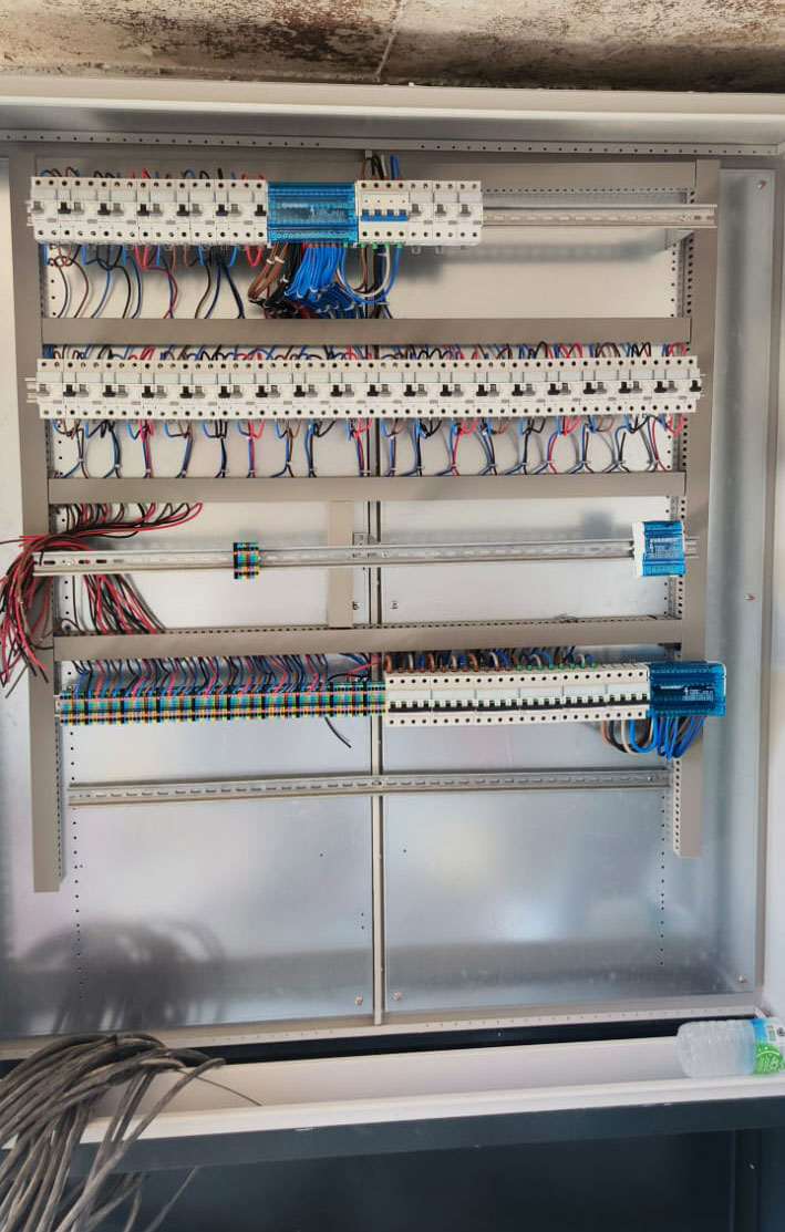 elektrik panosu kurulumu, montajı ve bakımı hizmeti. Güvenli ve düzenli elektrik dağıtımı için Simay Elektrik uzman ekibi yanınızda.
